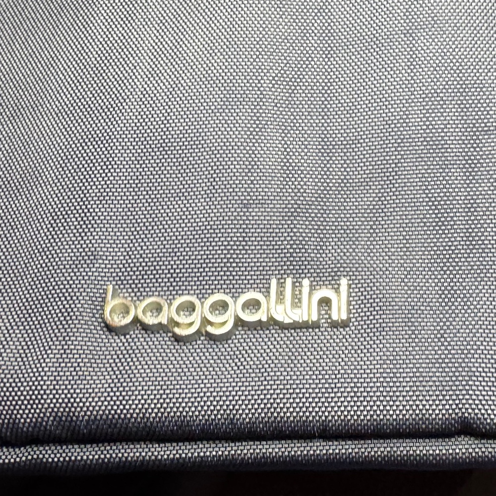 Baggallini "Modern Belt Bag / Sling Bag" Classic Navy  Like New! - Picture 4 of 9